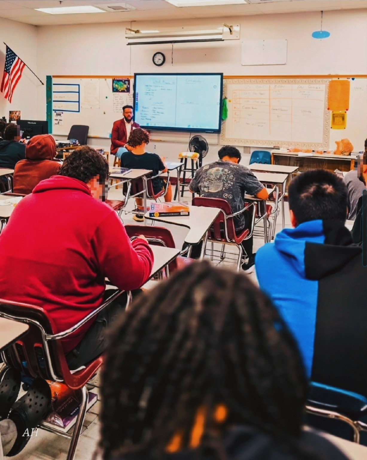 Alan Henderson speaking with students in a Tampa classroom